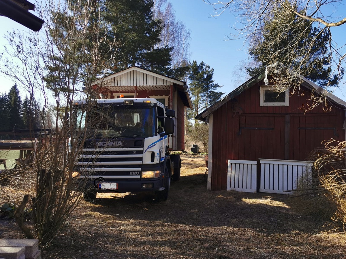 Saunaa kuljetetaan rakennusten välistä
