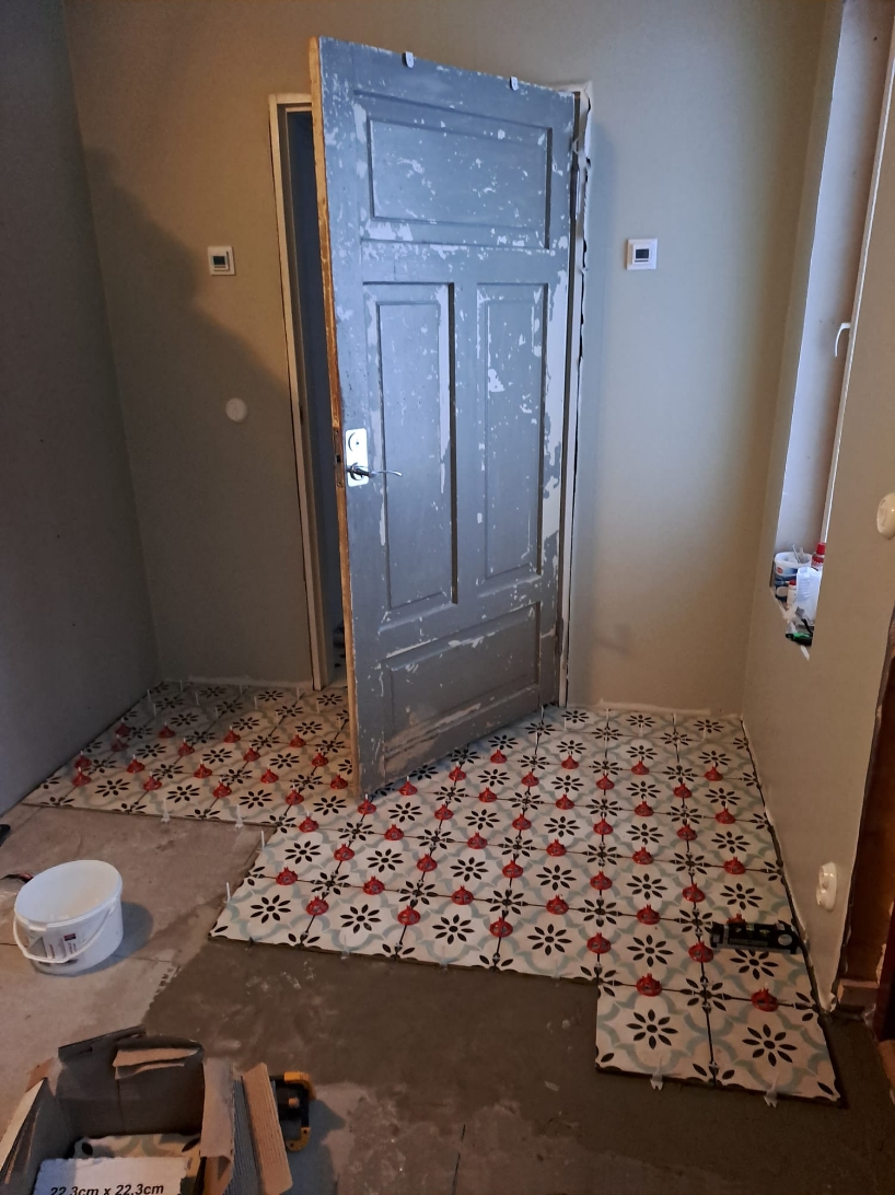 osittain laatoitettu huone